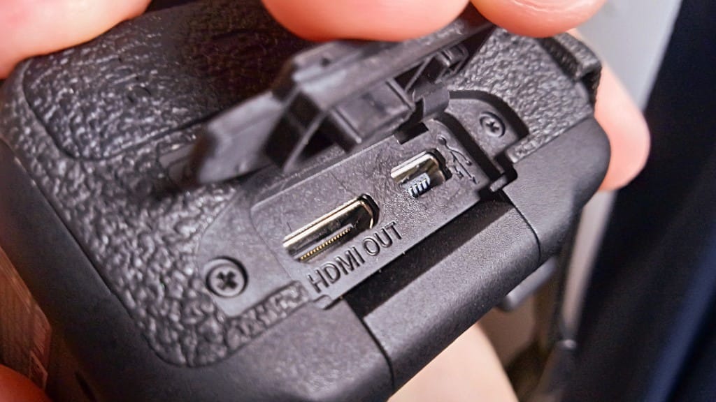 Canon 800D HDMI OUT and Mini USB type B ports